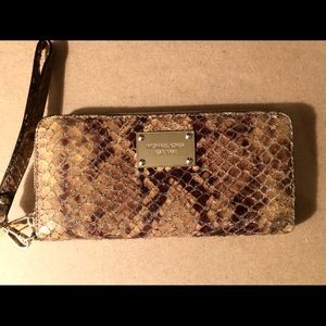 Michael Kors Leather wristlet